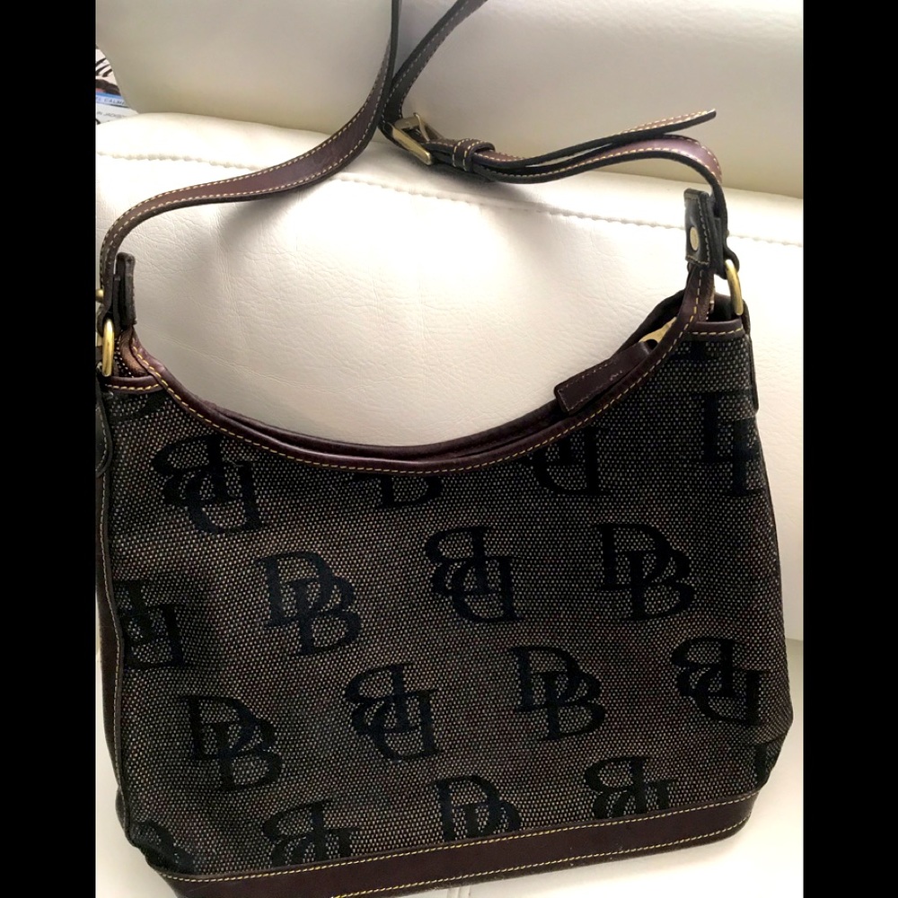 Dooney and Bourke shoulder strap Purse Zip closure